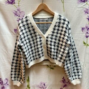 NA-KD Black And White Patterned Eyelash V Neck Button Cropped Cardigan